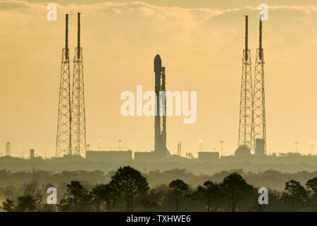 Eine SpaceX Falcon 9 Rakete bleibt auf der Startrampe nach einem Peeling spät in der Countdown auf der Cape Canaveral Air Force Station in Florida am 18. Dezember 2018. SpaceX wurde das neue GPS-III-Satelliten für die US Luft Kraft ins Leben gerufen zu haben. Temperatur Sensoren erkannt ein thermisches Problem mit dem ersten Stadium, zwingt den Aufschub des Entlastungsbeschlusses mit. Dies ist SpaceX der erste Start für das US-Militär und wurde von der VP Mike Pence, die Gedanken über uns Führung im Raum kurz nach der Vertagung.. Foto von Joe Marino-Bill Cantrell/UPI besucht Stockfoto