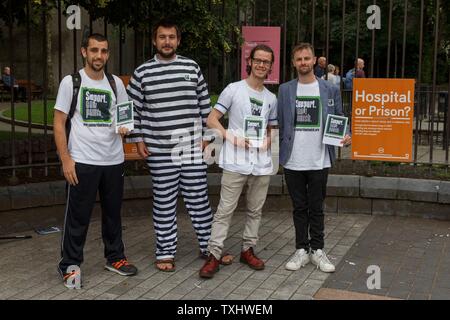 Cork, Irland, 25. Juni 2019. Unterstützung nicht bestrafen, Protest, Cork City. (LToR) Martin Coulin, Florian Scheibein, Micheal Reily und Kevin Murphy heute außerhalb Bischof Lucey Park protestieren. Unterstützen. Nicht zu bestrafen ist eine globale advoacy Kampagne fordert bessere Droge polocoes, daß die öffentliche Gesundheit und Menschenrechte zu priorisieren. Ziel der Kampagne ist es, die Reform der Drogenpolitik zu fördern, und wie die Gesetze und Politiken, die den Zugang zu schaden Maßnahmen behindern, zu ändern. Credit: Damian Coleman. Stockfoto