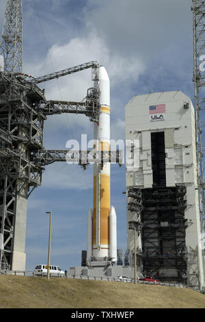 Ein United Launch Alliance Delta IV-Rakete ist vorbereitet für Einführung von Komplexen 37 am Cape Canaveral Air Force Station in Florida am 15. März 2019. An Bord ist die 10 Boeing gebaut Wideband Global SATCOM Satellite (WGS 10). Die Sonde wird auf der geostationären Umlaufbahn geschickt werden und verbesserte Kommunikation Fähigkeit, das US-Militär zur Verfügung stellen. Foto von Joe Marino-Bill Cantrell/UPI Stockfoto