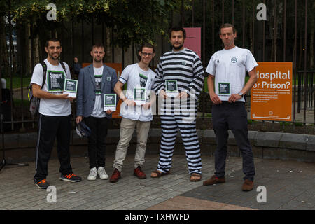 Cork, Irland, 25. Juni 2019. Unterstützung nicht bestrafen, Protest, Cork City. (LToR) Martin Coulin, Kevin Murphy, Micheal Reily, Florian Scheibein und Graham Dabarra heute außerhalb Bischof Lucey Park protestieren. Unterstützen. Nicht zu bestrafen ist eine globale advoacy Kampagne fordert bessere Droge polocoes, daß die öffentliche Gesundheit und Menschenrechte zu priorisieren. Ziel der Kampagne ist es, die Reform der Drogenpolitik zu fördern, und wie die Gesetze und Politiken, die den Zugang zu schaden Maßnahmen behindern, zu ändern. Credit: Damian Coleman. Stockfoto