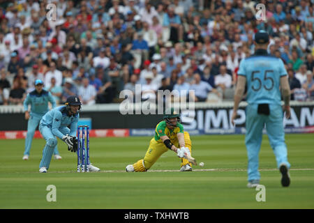 London, Großbritannien. 25. Juni 2019. Lord's Cricket Ground, St Johns Wood, London, England; ICC World Cup Cricket, England und Australien; David Warner spielt eine reverse Translation als wicketwächter Jos Buttler die Kugel Kredit deckt: Aktion Plus Sport Bilder/Alamy leben Nachrichten Stockfoto