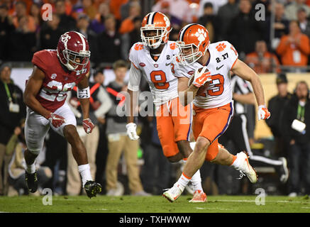 Wide Receiver Hunter Renfrow #13 Der Clemson Tiger fängt einen 24 Yard Touchdown Pass im dritten Viertel gegen die Alabama Crimson Tide im College Football Endspiel Nationalen 2017 Meisterschaft in Tampa, Florida am 9. Januar 2017. Foto von Kevin Dietsch/UPI Stockfoto