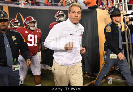 Alabama Crimson Tide Head Coach Nick Saban nimmt das Feld im College Football Endspiel Nationalen 2017 Meisterschaft, in Tampa, Florida, am 9. Januar 2017. Foto von Kevin Dietsch/UPI Stockfoto