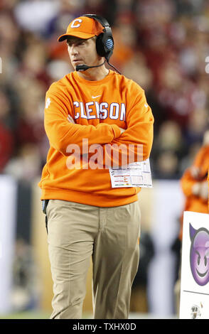 Clemson Tiger Head Coach Dabo Swinney arbeitet der Seitenlinie gegen Alabama in der ersten Hälfte des College Football Endspiel Nationalen 2017 Meisterschaft, in Tampa, Florida, am 9. Januar 2017. Foto von Mark Wallheiser/UPI Stockfoto