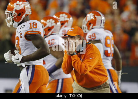 Clemson Tiger Head Coach Dabo Swinney fordert ein Spiel gegen die Alabama Crimson Tide in der ersten Hälfte des College Football Endspiel Nationalen 2017 Meisterschaft, in Tampa, Florida, am 9. Januar 2017. Foto von Mark Wallheiser/UPI Stockfoto