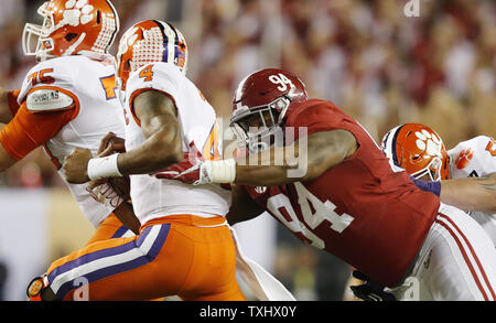 Da'Ron Payne #94 der Alabama Crimson Tide erhalten eine halten von Clemson Tiger quarterback Deshaun Watson am College Football Endspiel Nationalen 2017 Meisterschaft in Tampa Florida am 9. Januar 2017. Foto von Mark Wallheiser/UPI Stockfoto