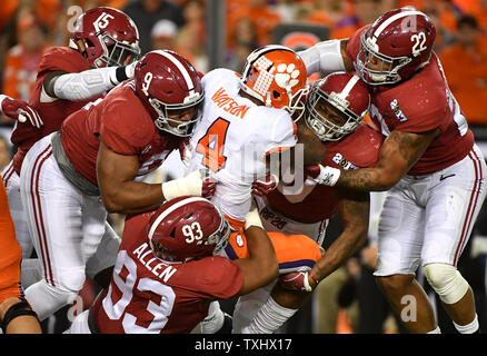 Clemson Tiger quarterback Deshaun Watson wird von mehreren Alabama Crimson Tide Verteidiger an der Hochschule Fußball-Endspiel Nationalen 2017 Meisterschaft in Tampa Florida am 9. Januar 2017 in Angriff genommen. Foto von Mark Wallheiser/UPI Stockfoto