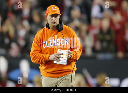 Head Coach Dabo Swinney der Clemson Tiger steht auf dem Feld in das Spiel gegen die Alabama Crimson Tide am College Football Endspiel Nationalen 2017 Meisterschaft in Tampa Florida am 9. Januar 2017. Foto von Mark Wallheiser/UPI Stockfoto