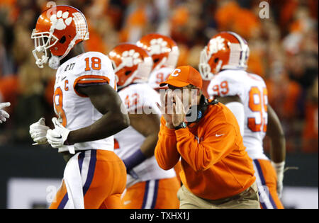 Head Coach Dabo Swinney der Clemson Tiger reagiert auf den Nebenerwerben im Spiel gegen die Alabama Crimson Tide am College Football Endspiel Nationalen 2017 Meisterschaft in Tampa Florida am 9. Januar 2017. Foto von Mark Wallheiser/UPI Stockfoto