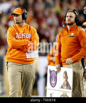 Head Coach Dabo Swinney der Clemson Tiger steht auf dem Feld in das Spiel gegen die Alabama Crimson Tide am College Football Endspiel Nationalen 2017 Meisterschaft in Tampa Florida am 9. Januar 2017. Foto von Mark Wallheiser/UPI Stockfoto