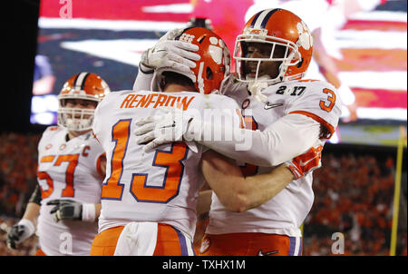 Wide Receiver Hunter Renfrow #13 Der Clemson Tiger feiert mit wide receiver Deon Kain #8 nach dem Fang einen 24 Yard Touchdown Pass in der Dritten quarterat 2017 College Football Endspiel nationale Meisterschaft in Tampa Florida am 9. Januar 2017. Foto von Mark Wallheiser/UPI Stockfoto