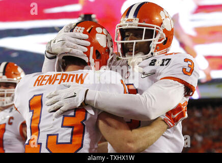 Wide Receiver Hunter Renfrow #13 Der Clemson Tiger feiert mit wide receiver Deon Kain #8 nach dem Fang einen 24 Yard Touchdown Pass im dritten Quartal an der Hochschule Fußball-Endspiel Nationalen 2017 Meisterschaft in Tampa Florida am 9. Januar 2017. Foto von Mark Wallheiser/UPI Stockfoto