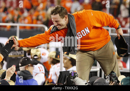 Head Coach Dabo Swinney der Clemson Tiger feiert nach dem Sieg über die Alabama Crimson Tide am College Football Endspiel Nationalen 2017 Meisterschaft in Tampa Florida am 9. Januar 2017. Die Clemson Tiger besiegten die Alabama Crimson Tide 35-31. Foto von Mark Wallheiser/UPI Stockfoto