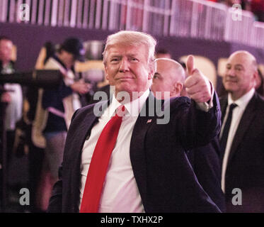 US-Präsident Donald Trump gibt einen Daumen nach oben nach der Nationalhymne vor dem NCAA College Football Endspiel nationale Meisterschaft bei Mercedes-Benz Stadion am 8. Januar 2018 in Atlanta. Foto von Mark Wallheiser/UPI Stockfoto