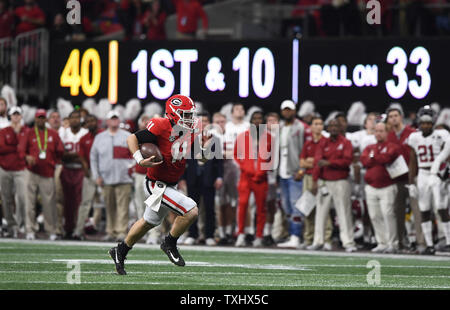 Georgia Bulldogs Quarterback Jake Fromm (11) läuft, für einen ersten Abstieg in der ersten Hälfte des NCAA College Football Endspiel nationale Meisterschaft bei Mercedes-Benz Stadion am 8. Januar 2018 in Atlanta. Foto von David Tulis/UPI Stockfoto