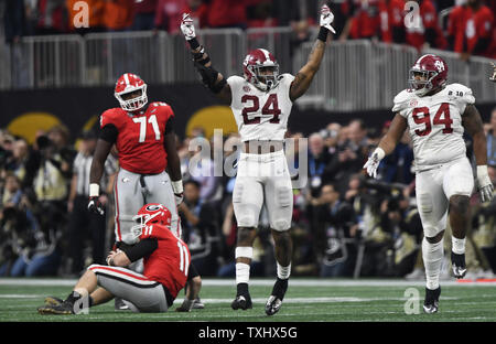 Alabama Crimson Tide linebacker Terrell Lewis (24) und DaÕRon Payne (94) feiern sacking Georgia Bulldogs Quarterback Jake Fromm (11) Während der Überstunden in der NCAA College Football Endspiel nationale Meisterschaft bei Mercedes-Benz Stadion am 8. Januar 2018 in Atlanta. Alabama gewann 26-23. Foto von David Tulis/UPI Stockfoto