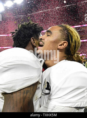 Alabama Crimson Tide quarterback Jalen weh tut (R) Umarmungen Defensive zurück Trevon Diggs nach dem NCAA College Football Endspiel nationale Meisterschaft bei Mercedes-Benz Stadion am 8. Januar 2018 in Atlanta. Alabama gewann 26-23 in den überstunden. Foto von David Tulis/UPI Stockfoto