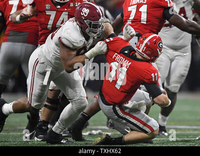 Georgia Bulldogs Quarterback Jake Fromm (11) ist sacked durch Alabama Crimson Tide defensive lineman Raekwon Davis (99) Für einen Verlust in der zweiten Hälfte der nationalen Meisterschaft bei Mercedes-Benz Stadion am 8. Januar 2018 in Atlanta. Alabama gewann 26-23 in den überstunden. Foto von David Tulis/UPI Stockfoto