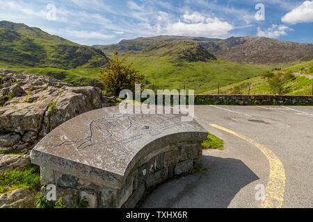 Glyder Fawr und Glyder Fach aus der Sicht in der Nant Gwynant Tal gesehen, Snowdonia National Park, Gwynedd, Wales, Großbritannien Stockfoto