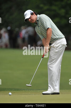 Rory McIlroy Schläge am 1. grün während der vierten Runde des Wachtel-höhle Turnier in Charlotte, North Carolina am 2. Mai 2010. UPI/Kevin Dietsch Stockfoto