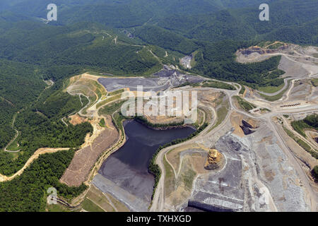 Ein Luftbild zeigt einen bergspitzeabbau Website und Schlamm Teich im Süden von West Virginia, wo die Berggipfel aus gestrahlt werden mehrere Nähte von Kohle zu entlarven, 26. Mai 2013. Der Schlamm Teich ist der Mensch - für die Speicherung von giftigem Schlamm aus Kohle Bergbau. Die Arbeitsgruppe der Vereinten Nationen für Wirtschaft und Menschenrechte fordern eine Untersuchung der angeblichen Verletzungen der Menschenrechte zu bergspitzeabbau, wo giftige Abfälle aus der gesprengte Berge Verwandte in Ströme entleert wird, verschmutzt die Luft und gefährdet die Gesundheit der lokalen Gemeinschaften. UPI/Debbie Hill Stockfoto