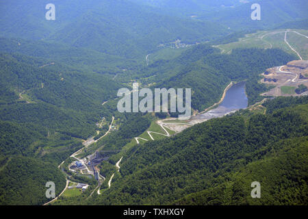 Ein Luftbild zeigt einen bergspitzeabbau Website und Schlamm Teich im Süden von West Virginia, wo die Berggipfel aus gestrahlt werden mehrere Nähte von Kohle zu entlarven, 26. Mai 2013. Der Schlamm Teich ist der Mensch - für die Speicherung von giftigem Schlamm aus Kohle Bergbau. Die Arbeitsgruppe der Vereinten Nationen für Wirtschaft und Menschenrechte fordern eine Untersuchung der angeblichen Verletzungen der Menschenrechte zu bergspitzeabbau, wo giftige Abfälle aus der gesprengte Berge Verwandte in Ströme entleert wird, verschmutzt die Luft und gefährdet die Gesundheit der lokalen Gemeinschaften. UPI/Debbie Hill Stockfoto