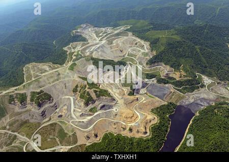 Ein Luftbild zeigt einen bergspitzeabbau Website und Schlamm Teich im Süden von West Virginia, wo die Berggipfel aus gestrahlt werden mehrere Nähte von Kohle zu entlarven, 26. Mai 2013. Der Schlamm Teich ist der Mensch - für die Speicherung von giftigem Schlamm aus Kohle Bergbau. Die Arbeitsgruppe der Vereinten Nationen für Wirtschaft und Menschenrechte fordern eine Untersuchung der angeblichen Verletzungen der Menschenrechte zu bergspitzeabbau, wo giftige Abfälle aus der gesprengte Berge Verwandte in Ströme entleert wird, verschmutzt die Luft und gefährdet die Gesundheit der lokalen Gemeinschaften. UPI/Debbie Hill Stockfoto