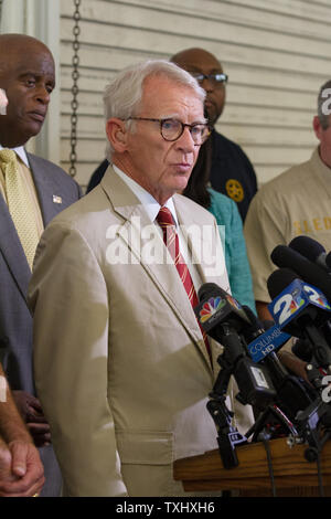 Charleston Bürgermeister Joe Riley verkündet am 18. Juni 2015 die Erfassung der Verdächtigen, der angeblich neun Menschen an historischen Mutter Emanuel African Methodist Episcopal Church in Charleston, South Carolina am 17. Juni 2015 ermordet. Foto von Gillian Ellis/UPI Stockfoto