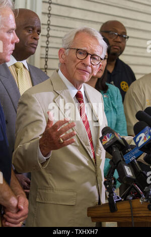 Charleston Bürgermeister Joe Riley verkündet am 18. Juni 2015 die Erfassung der Verdächtigen, der angeblich neun Menschen an historischen Mutter Emanuel African Methodist Episcopal Church in Charleston, South Carolina am 17. Juni 2015 ermordet. Foto von Gillian Ellis/UPI Stockfoto