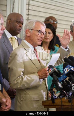 Charleston Bürgermeister Joe Riley verkündet am 18. Juni 2015 die Erfassung der Verdächtigen, der angeblich neun Menschen an historischen Mutter Emanuel African Methodist Episcopal Church in Charleston, South Carolina am 17. Juni 2015 ermordet. Foto von Gillian Ellis/UPI Stockfoto