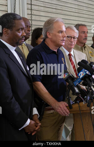 Charleston Polizeichef Greg Mullens steht mit Politikern und Mitglieder des Klerus während einer Pressekonferenz am 18. Juni 2015 die Erfassung der Verdächtigen, der angeblich neun Menschen an historischen Mutter Emanuel African Methodist Episcopal Church in Charleston, South Carolina am 17. Juni 2015 ermordet zu verkünden. Foto von Gillian Ellis/UPI Stockfoto