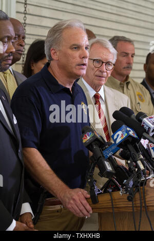 Charleston Polizeichef Greg Mullens steht mit Politikern und Mitglieder des Klerus während einer Pressekonferenz am 18. Juni 2015 die Erfassung der Verdächtigen, der angeblich neun Menschen an historischen Mutter Emanuel African Methodist Episcopal Church in Charleston, South Carolina am 17. Juni 2015 ermordet zu verkünden. Foto von Gillian Ellis/UPI Stockfoto