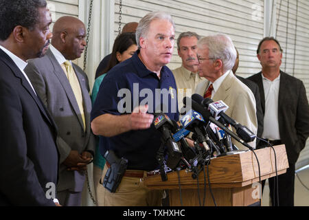 Charleston Polizeichef Greg Mullens steht mit Politikern und Mitglieder des Klerus während einer Pressekonferenz am 18. Juni 2015 die Erfassung der Verdächtigen, der angeblich neun Menschen an historischen Mutter Emanuel African Methodist Episcopal Church in Charleston, South Carolina am 17. Juni 2015 ermordet zu verkünden. Foto von Gillian Ellis/UPI Stockfoto