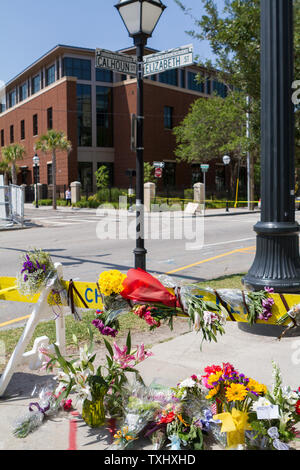 Eine behelfsmäßige Blume Memorial ist an der Polizei Barrikade in der Nähe, wo ein bewaffneter Bandit Feuer auf einem Gebetstreffen tötet neun Menschen an historischen Mutter Emanuel African Methodist Episcopal Church in Charleston, South Carolina am 17. Juni 2015. Der Verdächtige wurde nahm es am 18. Juni 2015 angekündigt wurde. Foto von Gillian Ellis/UPI Stockfoto