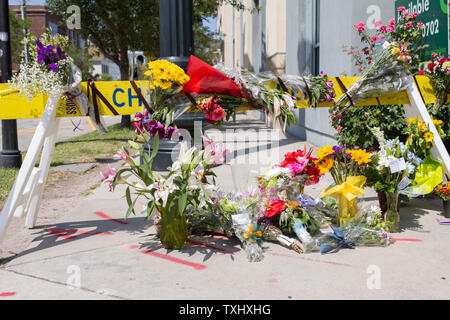 Eine behelfsmäßige Blume Memorial ist an der Polizei Barrikade in der Nähe, wo ein bewaffneter Bandit Feuer auf einem Gebetstreffen tötet neun Menschen an historischen Mutter Emanuel African Methodist Episcopal Church in Charleston, South Carolina am 17. Juni 2015. Der Verdächtige wurde nahm es am 18. Juni 2015 angekündigt wurde. Foto von Gillian Ellis/UPI Stockfoto