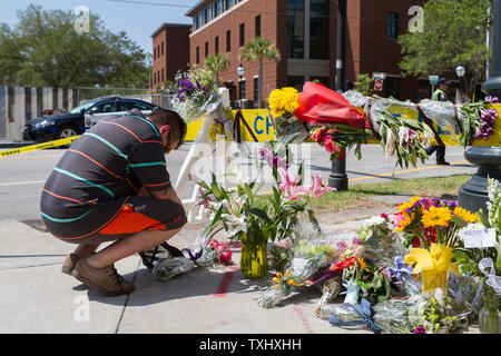 Ein Charleston resident, betet ein provisorisches Denkmal an der Polizei Barrikade in der Nähe, wo ein bewaffneter Bandit eröffneten das Feuer auf einem Gebetstreffen tötet neun Menschen an historischen Mutter Emanuel African Methodist Episcopal Church in Charleston, South Carolina am 17. Juni 2015. Der Verdächtige wurde nahm es am 18. Juni 2015 angekündigt wurde. Foto von Gillian Ellis/UPI Stockfoto