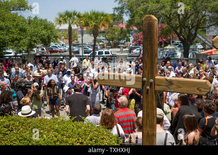 Hunderte Bewohner sammeln für eine Gebetsvigil außerhalb der Morris Braun AME Kirche in Charleston, South Carolina am 18. Juni 2015. Die mahnwache von Hunderten besucht wurde zu Ehren der neun Menschen durch ein Einsamer Schütze an der Mutter Emanuel African Methodist Episcopal Church am 17. Juni 2015 ermordet. Der Verdächtige wurde gefangen genommen. Foto von Gillian Ellis/UPI Stockfoto