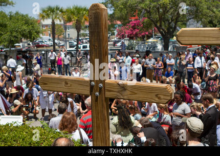 Hunderte Bewohner sammeln für eine Gebetsvigil außerhalb der Morris Braun AME Kirche in Charleston, South Carolina am 18. Juni 2015. Die mahnwache von Hunderten besucht wurde zu Ehren der neun Menschen durch ein Einsamer Schütze an der Mutter Emanuel African Methodist Episcopal Church am 17. Juni 2015 ermordet. Der Verdächtige wurde gefangen genommen. Foto von Gillian Ellis/UPI Stockfoto