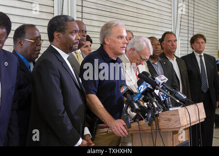 Charleston Polizeichef Greg Mullens steht mit Politikern und Mitglieder des Klerus während einer Pressekonferenz am 18. Juni 2015 die Erfassung der Verdächtigen, der angeblich neun Menschen an historischen Mutter Emanuel African Methodist Episcopal Church in Charleston, South Carolina am 17. Juni 2015 ermordet zu verkünden. Foto von Gillian Ellis/UPI Stockfoto