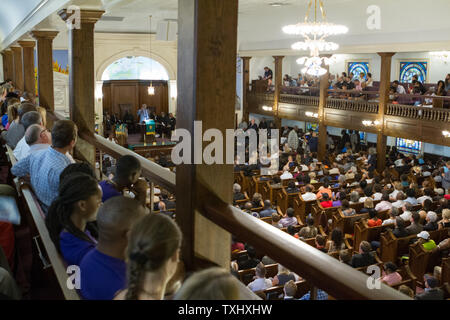 Hunderte Bewohner sammeln für eine Gebetsvigil außerhalb der Morris Braun AME Kirche in Charleston, South Carolina am 18. Juni 2015. Die mahnwache von Hunderten besucht wurde zu Ehren der neun Menschen durch ein Einsamer Schütze an der Mutter Emanuel African Methodist Episcopal Church am 17. Juni 2015 ermordet. Der Verdächtige wurde gefangen genommen. Foto von Gillian Ellis/UPI Stockfoto