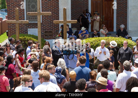 HA lokale Minister führt eine Masse in Hymnen während einer Gebetswache außerhalb der Morris Braun AME Kirche in Charleston, South Carolina am 18. Juni 2015. Die mahnwache von Hunderten besucht wurde zu Ehren der neun Menschen durch ein Einsamer Schütze an der Mutter Emanuel African Methodist Episcopal Church am 17. Juni 2015 ermordet. Der Verdächtige wurde gefangen genommen. Foto von Gillian Ellis/UPI Stockfoto