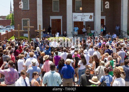 HA lokale Minister führt eine Masse in Hymnen während einer Gebetswache außerhalb der Morris Braun AME Kirche in Charleston, South Carolina am 18. Juni 2015. Die mahnwache von Hunderten besucht wurde zu Ehren der neun Menschen durch ein Einsamer Schütze an der Mutter Emanuel African Methodist Episcopal Church am 17. Juni 2015 ermordet. Der Verdächtige wurde gefangen genommen. Foto von Gillian Ellis/UPI Stockfoto