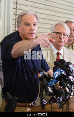 Charleston Polizeichef Greg Mullens steht mit Politikern und Mitglieder des Klerus während einer Pressekonferenz die Erfassung der Verdächtige, der angeblich neun Menschen an historischen Mutter Emanuel African Methodist Episcopal Church in Charleston, South Carolina am 18. Juni 2015 ermordet zu verkünden. Foto von Gillian Ellis/UPI Stockfoto