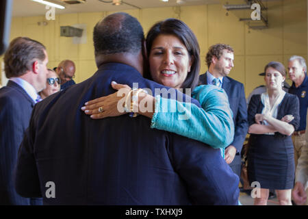 Südcarolina Gouverneur Nikki Haley Umarmungen Mitglieder des Klerus vor einer Pressekonferenz die Erfassung des Verdächtigen, die angeblich neun Menschen an historischen Mutter Emanuel African Methodist Episcopal Church in Charleston, South Carolina am 18. Juni 2015 ermordet zu verkünden. Foto von Gillian Ellis/UPI Stockfoto