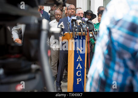 NAACP Präsident Cornell William Brooks spricht während einer Pressekonferenz in der Charleston Branch der NAACP, die am 19. Juni 2015. Er sprach über die shootings bei Emanuel African Methodist Episcopal Church, die neun Menschen tot, am 17. Juni 2015 in Charleston, South Carolina. Ein Verdächtiger, Dylann Dach, 21, war im Zusammenhang mit der Schießerei verhaftet. Foto von Kevin Liles/UPI Stockfoto