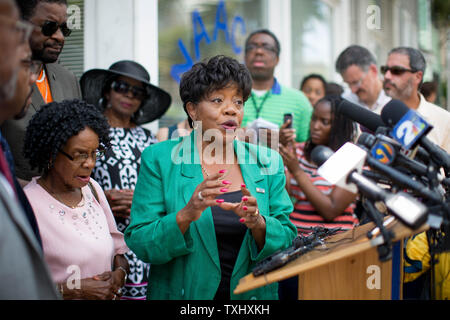 NAACP Präsident Cornell William Brooks spricht während einer Pressekonferenz in der Charleston Branch der NAACP, die am 19. Juni 2015. Er sprach über die shootings bei Emanuel African Methodist Episcopal Church, die neun Menschen tot, am 17. Juni 2015 in Charleston, South Carolina. Ein Verdächtiger, Dylann Dach, 21, war im Zusammenhang mit der Schießerei verhaftet. Foto von Kevin Liles/UPI Stockfoto