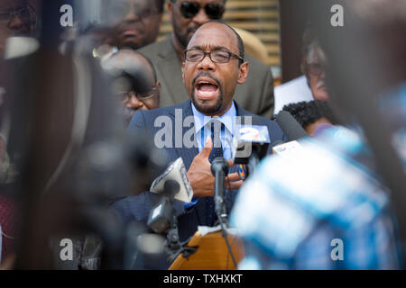 NAACP Präsident Cornell William Brooks spricht während einer Pressekonferenz in der Charleston Branch der NAACP, die am 19. Juni 2015. Er sprach über die shootings bei Emanuel African Methodist Episcopal Church, die neun Menschen tot, am 17. Juni 2015 in Charleston, South Carolina. Ein Verdächtiger, Dylann Dach, 21, war im Zusammenhang mit der Schießerei verhaftet. Foto von Kevin Liles/UPI Stockfoto