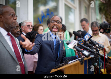 NAACP Präsident Cornell William Brooks spricht während einer Pressekonferenz in der Charleston Branch der NAACP, die am 19. Juni 2015. Er sprach über die shootings bei Emanuel African Methodist Episcopal Church, die neun Menschen tot, am 17. Juni 2015 in Charleston, South Carolina. Ein Verdächtiger, Dylann Dach, 21, war im Zusammenhang mit der Schießerei verhaftet. Foto von Kevin Liles/UPI Stockfoto