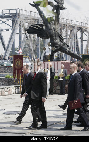 Der ukrainische Präsident Viktor Juschtschenko kommt an Memorial Service, wie er an der Gedenkfeier Kundgebung für diejenigen, die während und nach der Reaktorkatastrophe von Tschernobyl in der Nähe, das Kernkraftwerk Tschernobyl am 26. April 2006 starb. Heute Ukraine markiert den 20. Jahrestag der Reaktorkatastrophe von Tschernobyl, wenn der vierte Reaktor in Tschernobyl explodierte, die Verbreitung einer radioaktiven Wolke in der ehemaligen Sowjetunion. (UPI Foto/Sergey Starostenko) Stockfoto