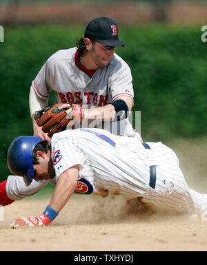 Chicago Cubs' Todd Walker (7) rutscht in die zweite Basis sicher vor Boston Red Sox zweiter Basisspieler Mark Bellhorn (12) für ein Doppelzimmer. Die Chicago Cubs besiegten die Boston Red Sox 14-6 bei Wrigley Field in Chicago, IL, 10. Juni 2005. (UPI Foto/Markierung Cowan) Stockfoto